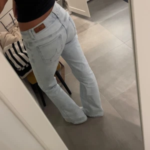 Ljusblå jeans från LTB - Säljer ett par ljusblå jeans från LTB i modellen Roxy. bootcut och lågmidjade. Kommer ej till användning mer:(  Små blåa fläckar på jeansen som inte syns speciellt mycket❤️