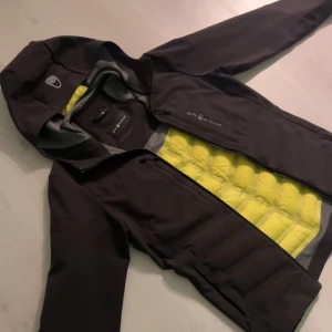 Svart jacka från Sail Racing (Nypris: 3800kr)  slutsåld överallt i alla storlekar! - Säljer en svart jacka från Sail Racing. Den är quiltad på baksidan vilket ger extra värme och stil. Har använt få gånger. Köpt för 3800kr. Säljer för att jag vill tömma min garderob.