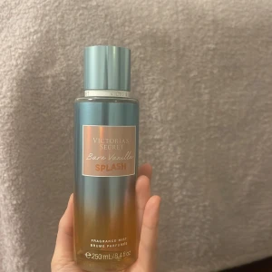 Bare vanilla splash  - Helt oanvänd bare vanilla SPLASH. Kolla andra bilden för att se hur den luktar🫶har även samma doft i kräm om man vill köpa och har även två stycken flaskor av sprejn. Kontakta vid frågor💕