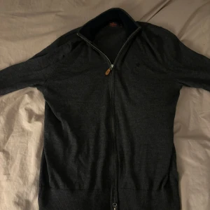 Fullzip Morris - Fullzip i mörkgrå från Morris i merinoull