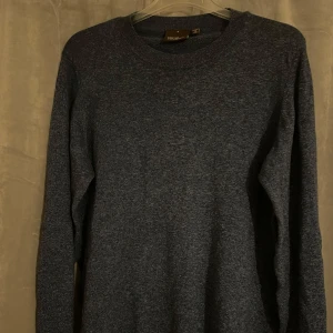 Oscar jacobsson tröja  - Säljer en stilren tröja från Oscar jacbsson, tillverkad i Italien! Tröjan har en klassisk rund halsringning och är perfekt för båda vardag och fest! Tröjan är i ett mycket bra skick endast använd fåtal gånger! 