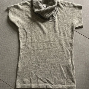 Krage t-shirt - Söt och populär eftertraktad stickad  tröja/topp med krage från H&M i storlek xs💓Bortrest till den 15/20dec☺️ Skriv om ni har funderingar och tryck inte på köp nu 🤗