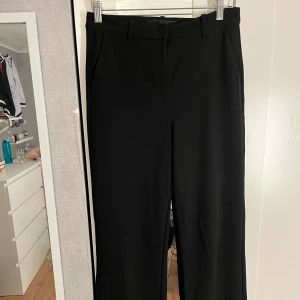 Svarta kostymbyxor från Vero Moda - Snygga svarta kostymbyxor från Vero Moda. Passar perfekt tlll nyår, jul bla.
