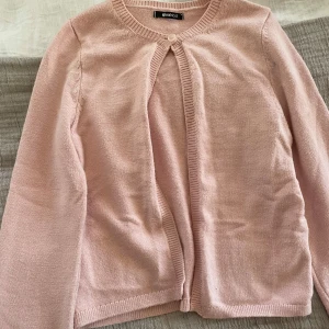 Rosa kofta från Gina Tricot - Säljer en söt rosa kofta från Gina Tricot.🩷
