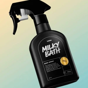 Milky Bath Body Spray från Lush - Limited Edition! Milky Bath Body Spray från Lush, Den kombinerar noter av citrus och mjuk bomull med en jordig touch av patchouli. Perfekt för en uppfriskande känsla som påminner om nytvättade lakan och tvättstuga. Finns inte att köpa längre och är helt ny, därav priset.