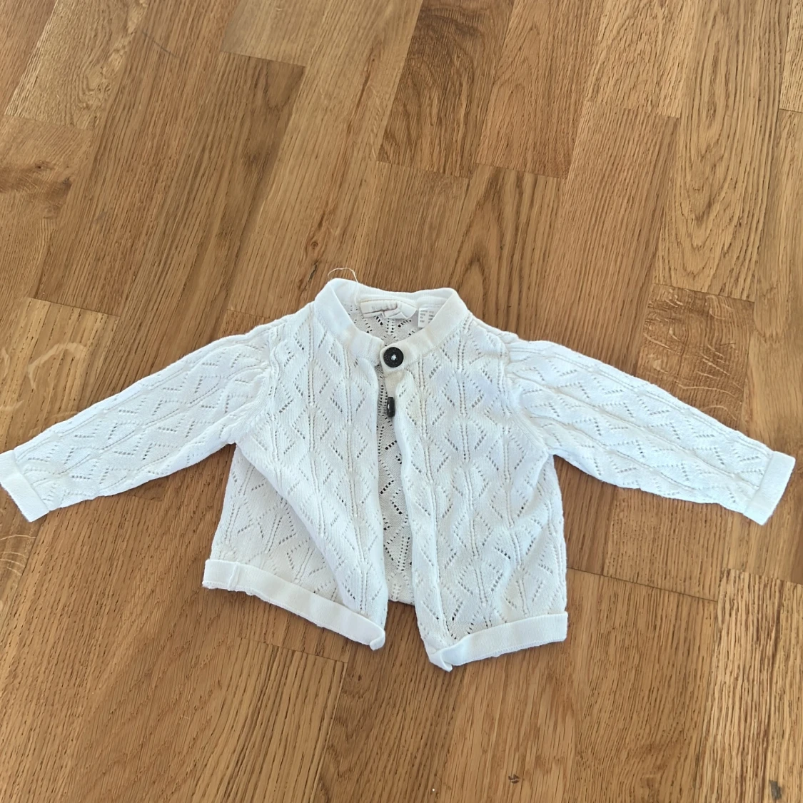 Vit stickad kofta från Lupilu