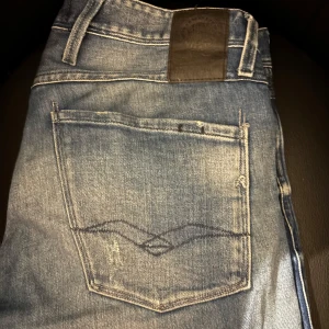 Replay jeans - Replay Anbass jeans i fint skick! Snygga slitningar enligt mig. Hör av dig om du har andra frågor :) Leon