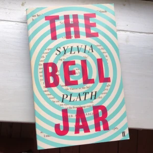 The Bell Jar - Boken ’The Bell Jar’ av Sylvia Plath. Klassiker, utgåva med coolt omslag!! Väldigt bra bok i nyskick, har bara stått på hyllan och inte lästs.
