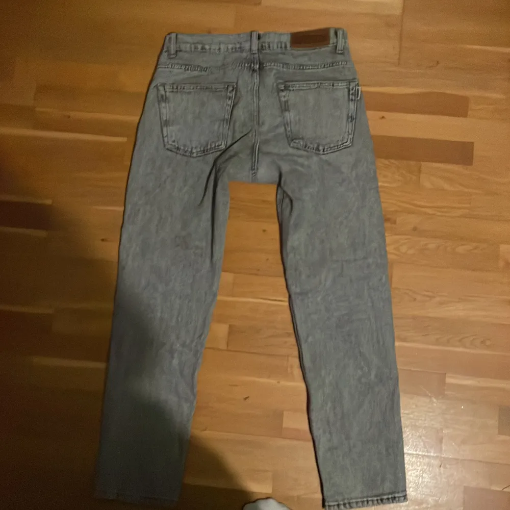 Pris går att diskutera. Säljer ett par snygga grå jeans från Woodbird. De har en klassisk femficksdesign och är i bra skick. Perfekta för både vardag och fest! 🖤Fint lagad. Nypris 1000kr . Farkut & Housut.