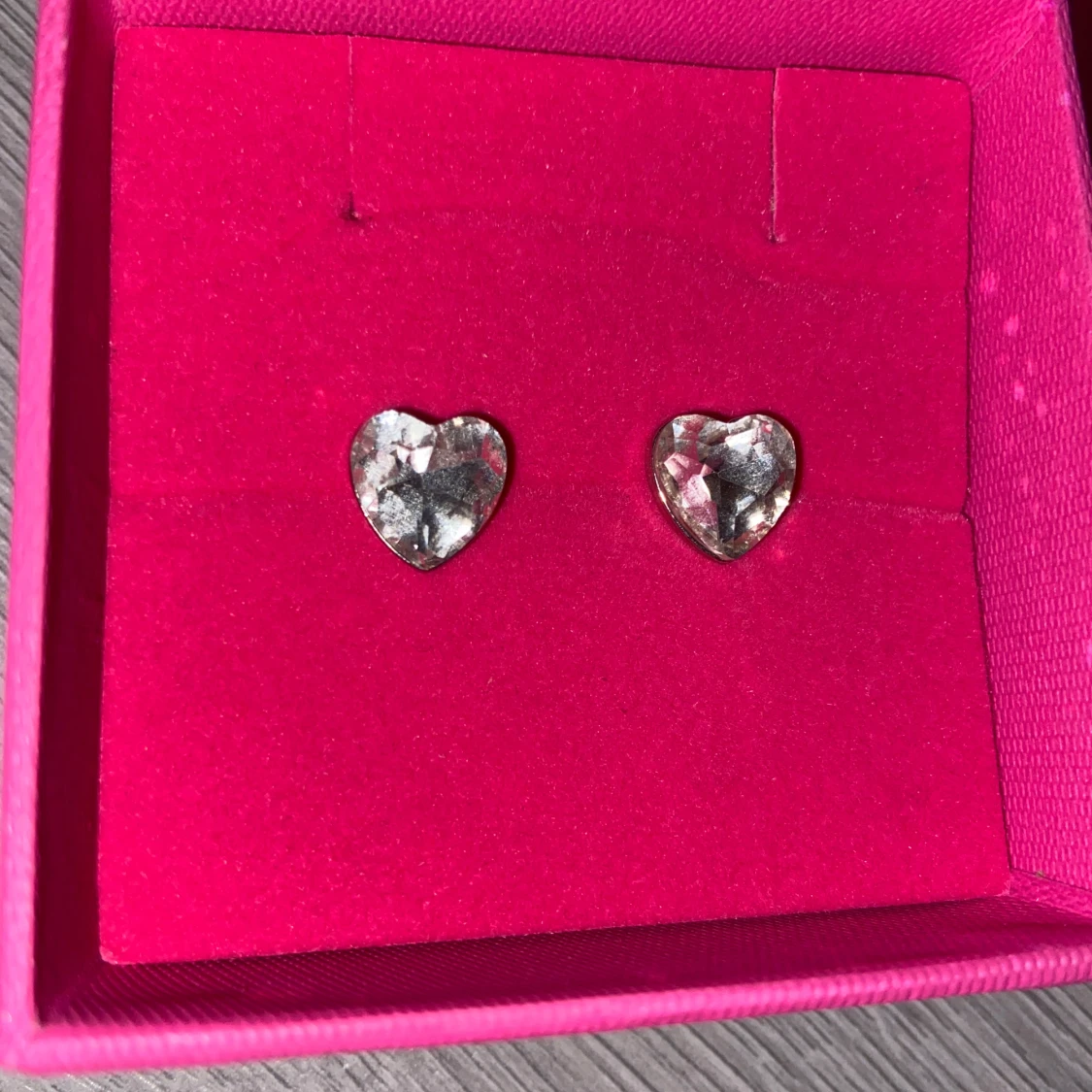 Silvriga hjärtformade örhängen - 90