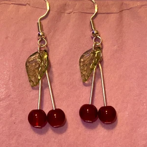 Körsbärsörhängen🍒 - Superfina och gulliga körsbärsörhängen, gjorda av mig, i sterling silver :)🍒