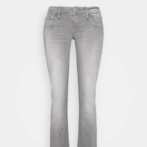 LTB VALERIE - Jeans bootcut - freya undamaged wash - Säljer ett par as snygga grå bootcut jeans från LTB. De är i bra skick och klassiskt lågmidjad design. Perfekta för både vardag och fest! Passar till allt! Använt fåtal gånger, så super bra kvalité och väl omhändertagen. Därav pris. Storlek: W25 L32
