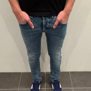 Dondup jeans - Säljer ett par dondup jeans, ny pris ligger runt 4000 kr. Väldigt bra skick, knappast använda! Hör gärna av dig om du fundera på nåt!