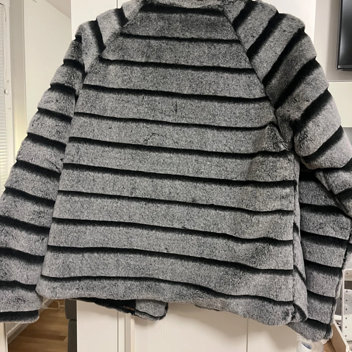 Grå pälsjacka med svarta ränder - 2