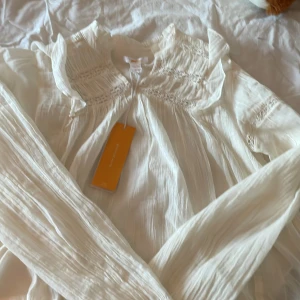 Blus från ginatricot  - Jättefin krämvit blus från ginatricot. Aldrig använd, fortfarande prislapp på därav inga defekter. Pris kan diskuteras!