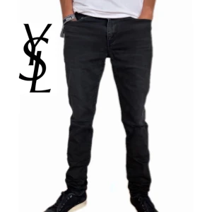Slim fit Saint Laurent jeans - Tjena, säljer nu ett par riktigt feta Saint Laurent jeans som sitter perfekt längs benen. Dom är i riktigt bra skick inga defekter eller något liknande. Dom är i storlek 32 och passar dig som är 170-180. Vid frågor och funderingar är det bara att höra av sig.