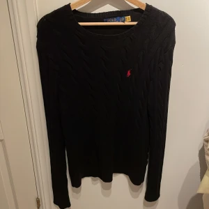 Ralph lauren tröja - Säljer nu min snygga kabelstickade ralph lauren tröja då den Inte längre passar. Tröjan är näst intill oanvänd, storleken  är S och den har inga defekter. Vid intresse eller frågor är de bara att skriva!