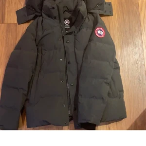 Canada goose wyndham  - Jag säljer min canada goose jacka för jag har haft den en tag nu och vill köpa en ny vinterjacka till den här vintern Pris kan diskuteras vid snabb affär!!