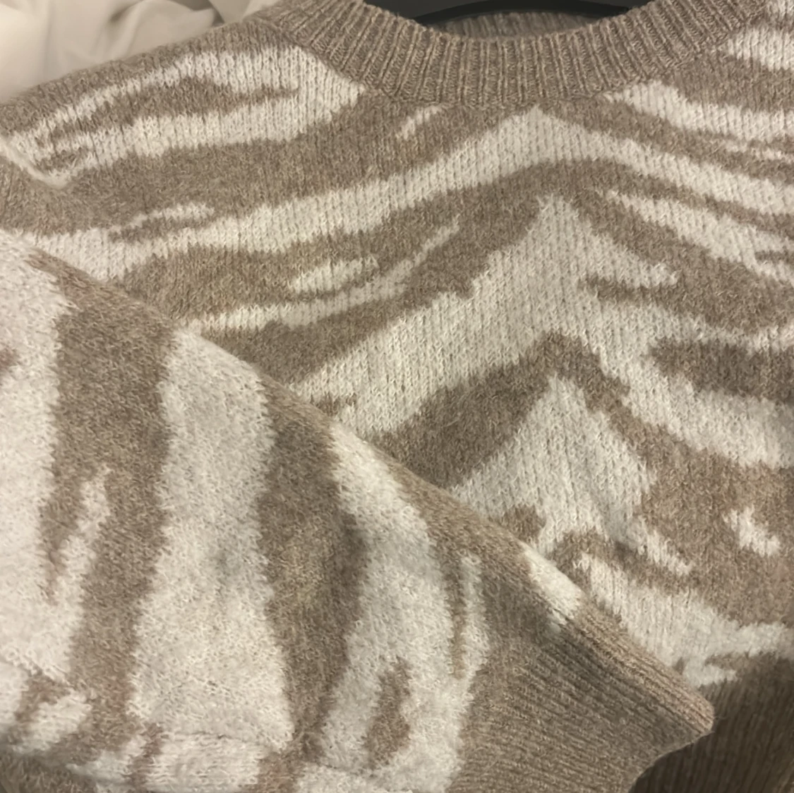 Beige och vit zebramönstrad tröja från SHEIN - 93