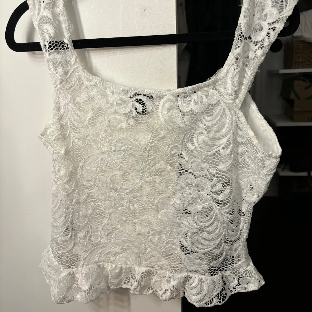 Säljer ett vackert vitt spetslinne från Boohoo. Linnet har breda axelband och en fin volangdetalj vid nederkanten. Perfekt för en somrig look eller en festlig kväll. 🕊️ Storlek M! Lite rosa märken som borde gå bort i tvätten!. Yläosat.
