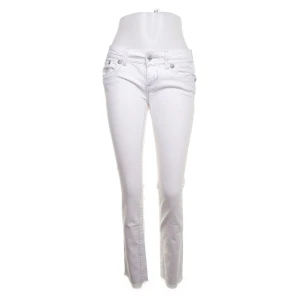 Miss me jeans - Snygga vita miss me jeans med låg midja och bootcut-stil. Byxorna har dekorativa detaljer på bakfickorna och knappar fram är osäker på storleken så skriv om ni vill veta mått eller vill ha fler bilder.💕