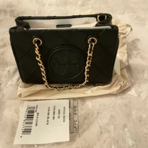 Fin och äkta Tory Burch väska med guldkedjedetaljer😍 - Fleming soft mini- är en läderväska av Tote-modell som också är idealisk för fester. 100% läder🫶🏻originalpris 6860 kr