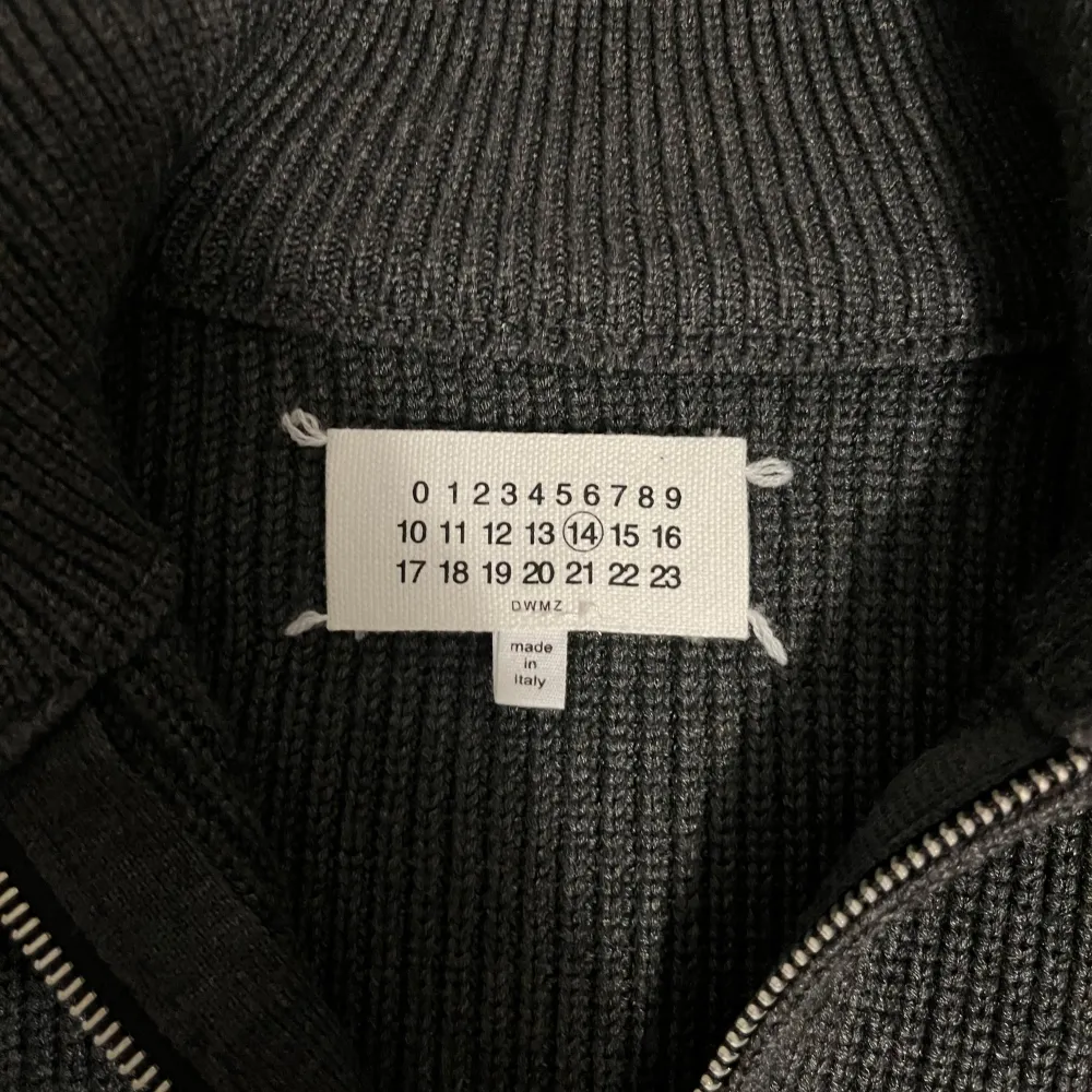 En skitsnygg grå Maison Margiela Cardigan. Perfekt användning nu till vinter. Storlek L och aldrig använd. Hör av dig om du har frågor eller vill snacka mer om priset!. Stickat.