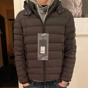 Colmar vinterjacka  - Tja, säljer denna helt nya Colmar jacka i storlek 50. Pris: 2799kr. Nypris på dessa runt 5500kr. Skriv vid frågor och funderingar