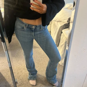 Blå bootcut jeans - Säljer ett par snygga blå bootcut jeans i bra skick. De är lågmidjade och bootcut, knappt använda. Passar mig som har S