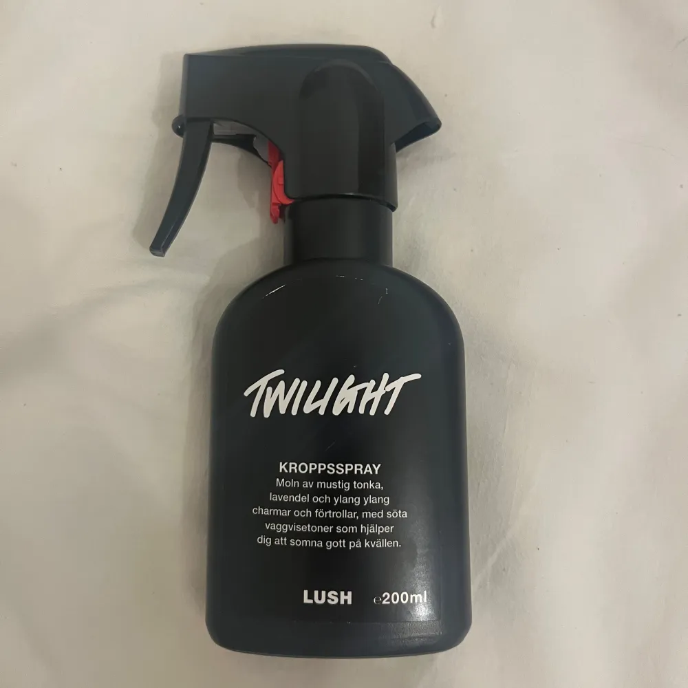 200ml parfym från Lush, helt oanvänd. Doften har toner av tonka, lavendel och ylang ylang, perfekt för att slappna av och somna gott. . Parfym.