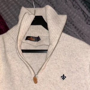 Beige tröja från Morris - Säljer en snygg beige tröja från Morris i mycket bra skick. Skriv för mer information.