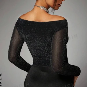 Svart glittrig offshoulder topp  - Snygg svart offshoulder topp med glittrigt material. Perfekt till nyår, aldrig använd