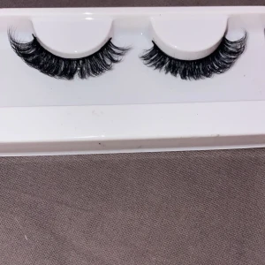 Svarta lösögonfransar i förpackning - Säljer ett par svarta lösögonfransar som är väldigt volymiga och väldigt böjda. Fransarna är aldrig använda mdn har bara använt locket till lim till andra fransar. Fransarna är aldrig rörda och är helt nya.