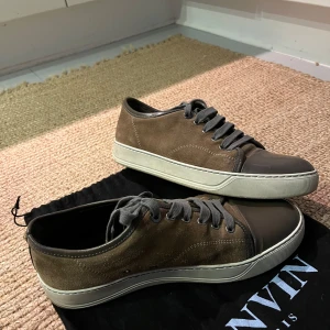 Bruna Lanvins - Säljer dem här riktigt feta Lanvinskorna i färgen brun. Skorna är i ett fint skick och i en färg som passar till vintern. Skriv vid fler frågor!🤌🏼