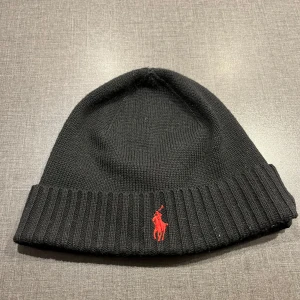 Ralph lauren mössa - Säljer den här snygga Ralph lauren mössan. Mössan är tillverkad i Merino ull. Perfekt nu till vintern. Den är i fint skick då jag inte använt den så mycket.