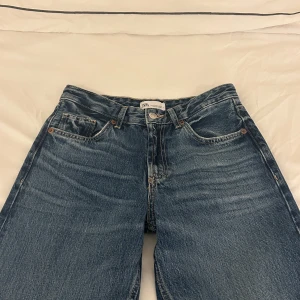 Jeans  - Raka jeans med breda ben och en normalhög midja. Endast testade så i princip nya. Skriv privat för mått. 