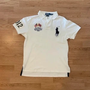 Ralph Lauren USA Polo / Pike - !skicka bud för snabb affär! Snygg Ralph Lauren usa piké, storlek M och i mycket fint skick. Sedd på capo. Skriv om ni undrar någonting 📲💯🎄