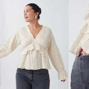 Vit omlottblus med volangdetaljer - Säljer en superfin vit omlottblus med volangdetaljer och långa ärmar❣️