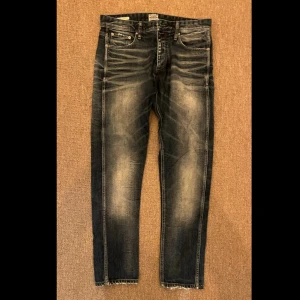 Mörkblå jeans - Mörkblå jeans från jack & jones, storlek 31/32, skick 9/10, original pris runt 999kr vårat pris 349kr, skriv om du har frågor✅🤗