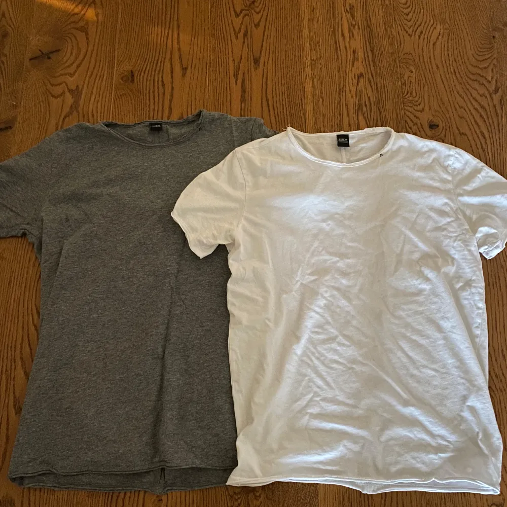 Säljer två snygga t-shirts från Replay i grått och vitt. Perfekta för vardagsbruk med en enkel och stilren design. Passar perfekt till jeans eller shorts!. T-shirts.