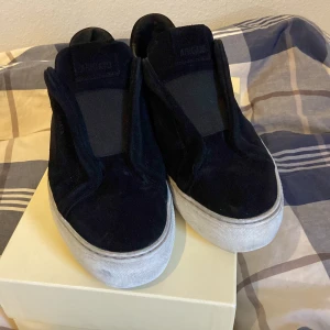 Axel arigato - Ett par Axel arigato 360 i storlek 42. Använda men fortfarande i väldigt bra skick. Ända defekten är en svart fläck på högra sulan men ska gå att tvätta bort.  Hör av dig vid intresse!😊