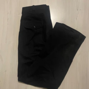 Svarta byxor från Levi's - Snygga svarta byxor från Levi's med en klassisk design. Byxorna har en rak passform och är tillverkade i ett slitstarkt material. Perfekta för en stilren look. Priset kan diskuteras! Storlek 32/32