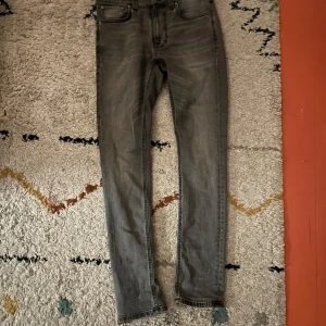 Nudie jeans  - Snygga Nudie jeans i storlek 28/32  Bra skick o inga defekter  