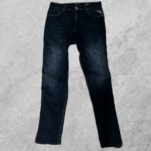 Snygga mörkblå jeans från Replay i extremt bra skick då de endast har använts ett fåtal gånger. Perfekta för hösten och vintern. Storleken är 30/30 och priset är såklart inte hugget i sten!