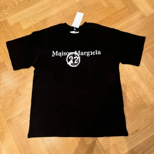 Maison Margiela T-Shirt - Maison Margiela tshirt i storlek S men passar som en oversized Medium | Aldrig använd | ett till ett