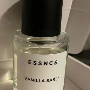 Essnce Vanilla Sass' parfym - Vanilla Sass EDP - En perfekt vardagsparfym! Trivsam! Se bild 2 hur mycket som är kvar!             Toppnoter- vanilj, lavendel, kakao och ingefära  Hjärtnot- vanilj kaviar ( väldigt fin vanilj)  Basnot-  vanilla absolute ( ren vanilj) Doftfamilj-  vanilj och söt 