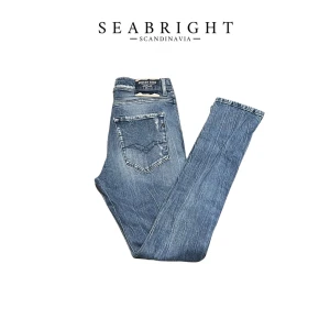 Blå jeans från Replay - Säljer ett par snygga blå jeans från Replay i modellen Mickym. De har sjukt feta slitningar och en slim tapered fit! Om ni undrar över något så är det bara att fråga! Pssst kan lösa fler bilder👌😊
