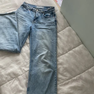Ljusblå jeans från Amisu - Säljer ett par ljusblå jeans från Amisu i storlek 38. De har en avslappnad passform med raka ben och en snygg slitning vid fållen. Perfekta för en casual look! 🕶️