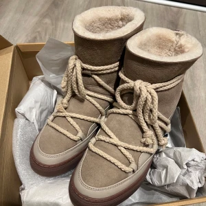  Inuikii skor - Snygga och varma beige boots från Inuikii med snörning och mjukt foder. Helt nya, säljer då jag redan har ett par som jag älskar. Dessa är perfekta för kalla dagar med en stilren design i mocka och skinn. De har en robust sula och är idealiska för vinterväder. Pris kan diskuteras😇
