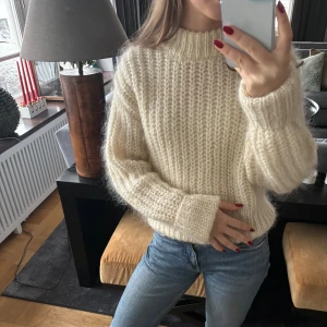 Stickad Mohair tröja HM - Super mysig stickad mohair tröja från HM. Perfekt nu till hösten och vintern😍🍁 Inga tecken på användning! Storlek xs men passar definitivt S och M också beroende på hur man vill att den ska sitta.